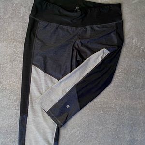 Gray patchwork capri exercise leggings